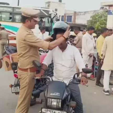 बांसी: क्षेत्राधिकारी ने अभियान चलाकर बाइक चालकों को पहनाया हेलमेट, बिना हेलमेट बाइक न चलाने का दिया निर्देश