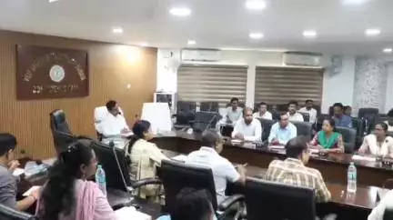 चाईबासा: जेएसएलपीएस के अंतर्गत डीसी ने जिले में संचालित योजनाओं और गतिविधियों की समीक्षा की