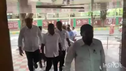 ಕೋಲಾರ: ಕೋಮಲ್  ನಿರ್ದೇಶಕರ ಚುನಾವಣೆಯಲ್ಲಿ ಮುಳುಬಾಗಿಲಿನ ಎರಡು ಕ್ಷೇತ್ರಕ್ಕೆ ಜೆಡಿಎಸ್ ನಿಂದ  ನಾಮಪತ್ರ ಸಲ್ಲಿಕೆ:ನಗರದಲ್ಲಿ ಶಾಸಕ ಸಮೃದ್ಧಿ ಮಂಜುನಾಥ್