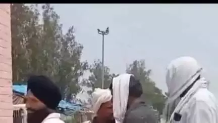 अम्बाला: साहा अनाज मंडी में सूरजमुखी का गेट पास कटवाने के लिए लगी लंबी लाइन, पीने के पानी तक की नहीं है व्यवस्था