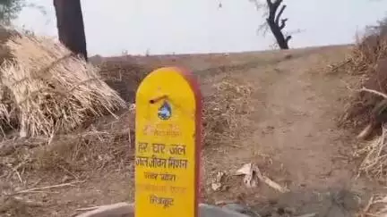 कर्वी: चित्रकूट मगरहाई गांव में बढ़ी पानी की किल्लत, ग्रामीण बोले कोसो दूर से लाना पड़ रहा पानी #jansamysa