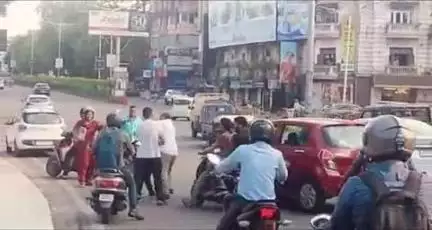 गोलमुरी-सह-जुगसलाई: बिस्टुपुर थाना के पास कार से ऑटो की टक्कर, कार सवारों ने की मारपीट