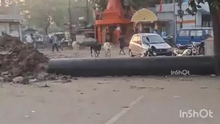 होशंगाबाद नगर: हाउसिंग बोर्ड में पेयजल पाइपलाइन डालने के लिए ठेका कंपनी ने तोड़ी सड़क, रास्ता किया बंद, सूचना बोर्ड भी नहीं लगाए