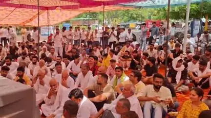 हिसार: छात्रवृत्ति-लाठीचार्ज के विरोध में HAU में छात्रों का धरना जारी, दिग्विजय चौटाला व नवीन जयहिंद ने दिया समर्थन