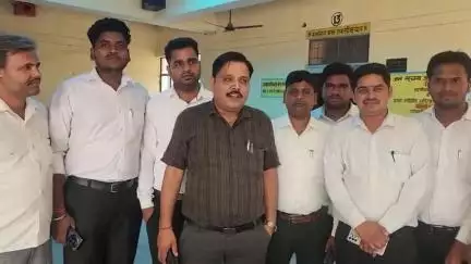 बिसौली: युवक के साथ क्रूरता करते हुए वीडियो हुआ वायरल, अधिवक्ताओं ने बिसौली तहसील में तहसीलदार को कार्रवाई हेतु सौंपा ज्ञापन
