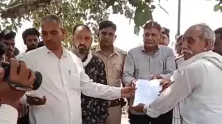 कोटड़ी: बडला गांव में मुआवजा नहीं मिलने पर डोडा चूरा का निस्तारण नहीं, कोटडी तहसीलदार को सौंपा ज्ञापन
