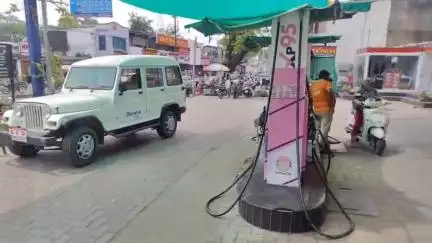 मोहखेड़ में खाद आपूर्ति अधिकारी ने पेट्रोल पंपों का किया निरीक्षण बिना हेलमेट के पेट्रोल ना देने की हिदायत..