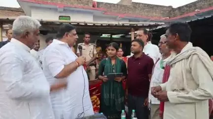 आरा: हेतमपुर में Ex MLC रनविजय सिंह ने मैट्रिक में बेहतर प्रदर्शन करने वाले छात्रों को टैबलेट देकर किया सम्मानित