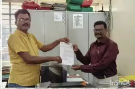 चिमूर: चिमूर तहसील कार्यालयासमोर प्रहार जनशक्ती पक्षाच्या वतीने चक्काजाम आंदोलन