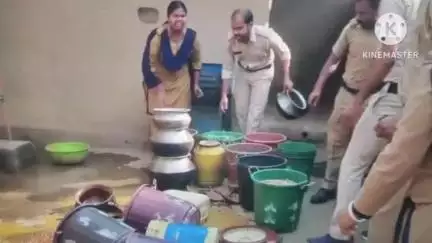 রঘুনাথপুর ২: রঘুনাথপুর ২ব্লকের একাধিক গ্রামে আবগারি দফতর অভিযান চালিয়ে ৪০লিটার চোলাই মদ ও ২২০লিটার তরল বাজেয়াপ্ত করল