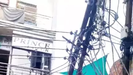शिकोहाबाद: मोहल्ला गढ़ैया में बिजली केबल बदलते समय अचानक टूटे दो पोल, मची अफरा-तफरी, लोग बाल-बाल बचे