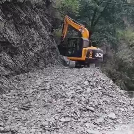 ठियोग: माईपुल के पास पुल को ठीक करने और मार्ग को बहाल करने का कार्य मशीनरी के माध्यम से लगातार जारी, पुलिस प्रशासन रहा मौजूद