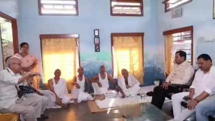 পূব ডিব্ৰুগড়: উদয়পুৰৰ জ্যেষ্ঠ সাংবাদিক প্ৰবীৰ চক্ৰৱতীৰ মাতৃৰ মৃত‍্যুৰ খবৰ পাই বাসগৃহত উপস্থিত কেন্দ্ৰীয় মন্ত্ৰী সৰ্বানন্দ সোনোৱাল