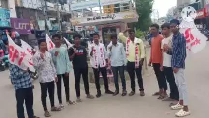 తల్లికి వందనం పథకంలో పూర్తి డబ్బులు 15000 ఇవ్వకుండా 13000 ఇస్తున్నారని హిందూపురంలో ఎస్ఎఫ్ఐ విద్యార్థి సంఘం  నిరసన