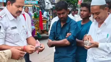 ఆదోని: ఆదోనిలో వాహనాల తనిఖీ నిర్వహించిన సిఐ గంట సుబ్బారావు