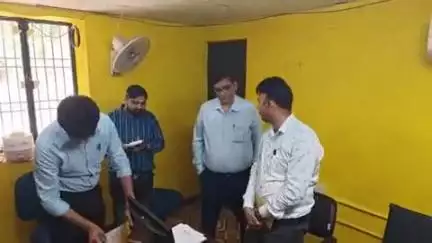 पीलीभीत: कलेक्ट्रेट परिसर में डीएम ने ई-डिस्टिक ऑफिस और बाढ़ कंट्रोल रूम का किया निरीक्षण