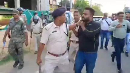 धनबाद/केंदुआडीह: धैया के प्रभातम मॉल में सांसद ढुल्लू महतो और कांग्रेस नेता रणविजय सिंह के समर्थक भिड़े, तनाव