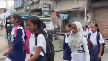 সামশেরগঞ্জ: ধুলিয়ানে বেশ কিছু স্কুল থেকে কেন্দ্রীয় বাহিনী অন্যত্র স্থানান্তরিত করায় শুরু হয় পঠন-পাঠন, খুশি ছাত্র-ছাত্রীরা