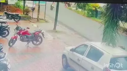 പട്ടാമ്പി: ഞെട്ടിക്കുന്ന ദൃശ്യങ്ങൾ, പടിഞ്ഞാറങ്ങാടിയിൽ ബൈക്ക് മരത്തിലിടിച്ച് യുവാവ് തെറിച്ചുവിണൂ