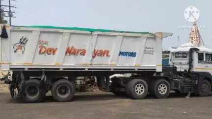 नीमच नगर: खनिज विभाग ने नीमच में रेत का अवैध परिवहन करते 1 ट्राले को किया ज़ब्त, नीमच सिटी थाने में खड़ा