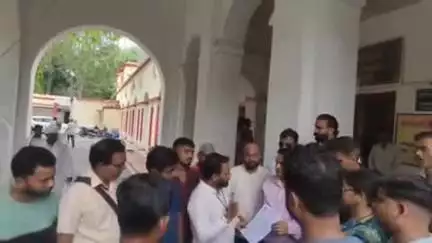 पीलीभीत: कलेक्ट्रेट पहुंचे हिंदू महासभा के कार्यकर्ताओं ने गौरीशंकर मंदिर रोड और ब्रह्मचारी घाट पर हेरा-फेरी का आरोप लगाया