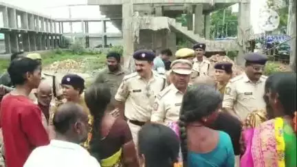 కొత్తగూడెం: పట్టణంలోని మున్సిపల్ కూరగాయల మార్కెట్లో చిరు వ్యాపారులు, సింగరేణి అధికారుల మధ్య వాగ్వివాదం#localisue