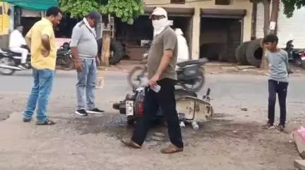 बासोदा: बासौदा के बरेठ रोड पर अज्ञात कारणों से सड़क पर खड़ी स्कूटी में लगी आग