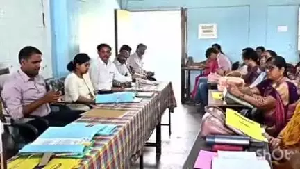 धमतरी: कलेक्टर ने डॉ. शोभाराम देवांगन विद्यालय में शिक्षा विभाग के अधिकारियों और प्राचार्यों की बैठक ली, दिए आवश्यक निर्देश