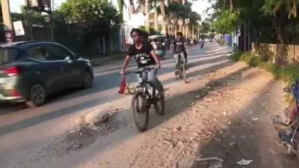 বহরমপুর: রাস্তার মাঝেই বিশাল গর্ত, বহরমপুরের স্টেডিয়াম সংলগ্ন এলাকায় সমস্যার কথা জানালেন জনসাধারণ #jansamasya