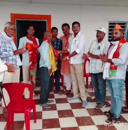 पुष्पराजगढ़: राजेंद्रग्राम भाजपा कार्यालय में जिलाध्यक्ष हीरा सिंह श्याम ने दिलाई पार्टी की सदस्यता