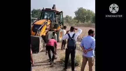 जावद: अठाना में नगर परिषद व राजस्व विभाग ने संयुक्त कार्रवाई कर सरकारी जमीन से हटाया तार फेंसिंग