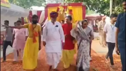 नीम का थाना: नीमकाथाना के पीला जोहडा मे यूडीएच मंत्री
झाबर सिंह खर्रा पहुंचे। पीला जोहडा मे चल रहे
108 कुण्डीय यज्ञ मैं आहुति दी।
