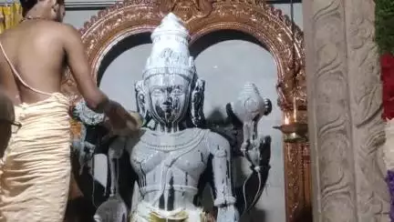 ಮದ್ದೂರು: ಕೆ.ಎಂ.ದೊಡ್ಡಿಯ ಶ್ರೀವೆಂಕಟೇಶ್ವರ ದೇವಸ್ಥಾನದಲ್ಲಿ 3ನೇ ವರ್ಷದ ವಾರ್ಷಿಕೋತ್ಸವದ ಅಂಗವಾಗಿ ವಿಶೇಷ ಪೂಜೆ