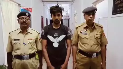 মোহনপুর: বাংলাদেশ থেকে অবৈধ অনুপ্রবেশকারী এবং এক নেশা কারবারিকে আগরতলা রেলস্টেশন থেকে গ্রেপ্তার করে নিরাপত্তা কর্মীরা