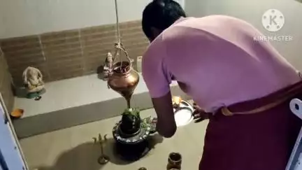 पंधाना: बोरगांव बुजुर्ग के शिव मंदिर में आरती के बाद प्रसाद का वितरण किया गया