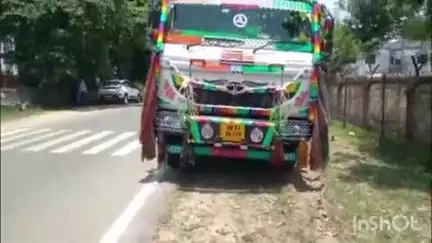 कुंडहित: धेनुकडीह मोड़ पर डीटीओ ने बालू से लदे एक डंपर को किया ज़ब्त
