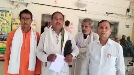 बांदा: महुई गांव के ग्रामीण कलेक्ट्रेट पहुंचे, एक शख्स पर सरकारी जमीन में कब्जा करवाने और मिट्टी बेचने का लगाया आरोप