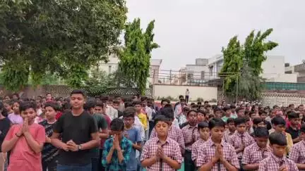 ગોધરા: શારદા મંદિર સ્કૂલ ખાતે અમદાવાદ પ્લેન ક્રેશની દુર્ઘટનામાં મૃત્યુ પામેલા લોકોને મૌન પાળીને શ્રધ્ધાંજલી આપવામાં આવી હતી