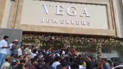 నగరంలో సందడి సినీ నటుడు బాలకృష్ణ