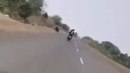 मंडला: कटरा में कंप्यूटर संस्थान के पास से बाइक सवार युवकों ने एक युवती का किया अपहरण, घटना का वीडियो आया सामने; मामला दर्ज