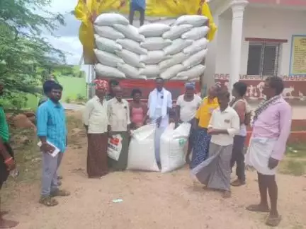 శింగనమల: నీలంపల్లి గ్రామంలో సబ్సిడీపై వేరుశెనగ విత్తనాలను పంపిణీ చేసిన మండల వ్యవసాయ అధికారి శ్యాంసుందర్