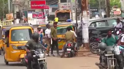 ஆவடி: அம்பத்தூரில்  வாகன ஓட்டி ஒருவரை அடித்து அபராதம் தொகையை வசூலிக்கும்  போக்குவரத்து போலீசார்