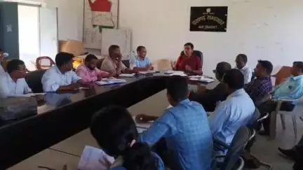 बानो: बानो प्रखंड कार्यालय में प्रखंड कर्मियों के साथ साप्ताहिक समीक्षा बैठक, योजनाओं पर हुई चर्चा