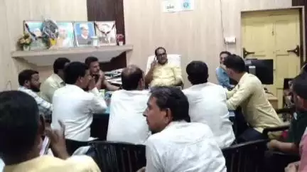 शाहजहांपुर: बिजली कटौती से जनता हुई परेशान, पार्षदों ने बिजली विभाग के अधिकारियों से की मुलाकात