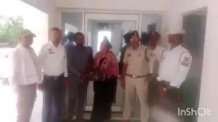 राजनांदगांव: यातायात पुलिस ने ई-रिक्शा में छूटा सामान यात्री को किया वापस, यूनिक नंबर के माध्यम से हुई ई-रिक्शा की पहचान