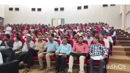 पाटन: शाला प्रवेश उत्सव से पहले स्कूल की साफ-सफाई के लिए बीईओ ने की बैठक
