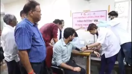 नीमच नगर: कलेक्ट्रेट कार्यालय में नि:शुल्क स्वास्थ्य परीक्षण शिविर आयोजित, कलेक्टर ने किया निरीक्षण