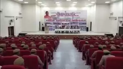 कासगंज: नई पुलिस लाइन के ऑडिटोरियम में सैनिक सम्मेलन का आयोजन, एसपी ने पुलिस कर्मियों की समस्याएं जानी
