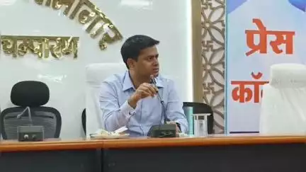 बेतिया: समाहरणालय सभागार में जिला पदाधिकारी धर्मेन्द्र कुमार ने मीडिया प्रतिनिधियों से की औपचारिक मुलाकात
