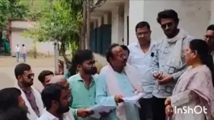 सिवनी मालवा: BJP नेता प्रवीण अवस्थी ने तहसील कार्यालय में 109 जन शिकायतों व 11 मांगों को लेकर SDM को सौंपा ज्ञापन